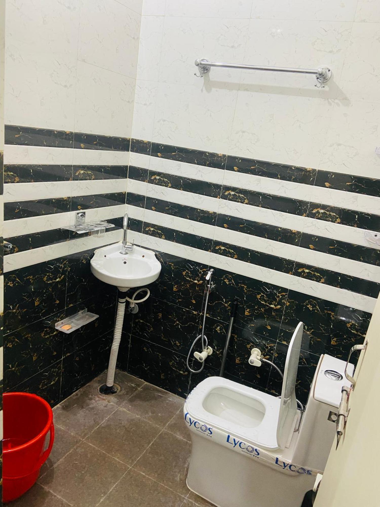 Nirupam Sadan Homestay Vrindāvan Exteriör bild