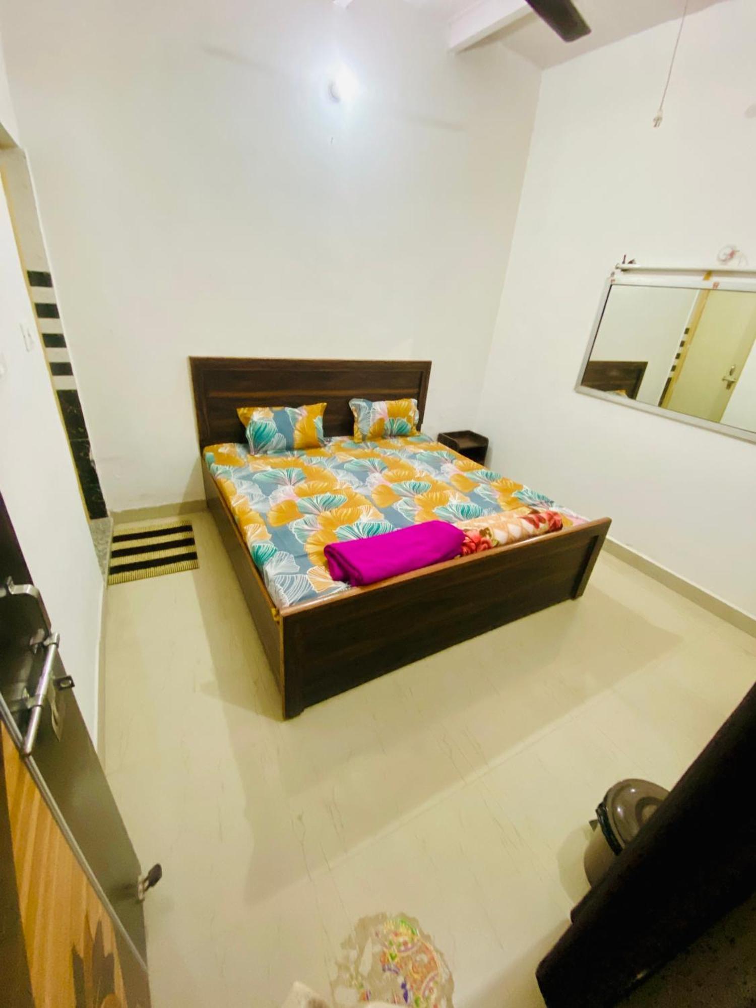Nirupam Sadan Homestay Vrindāvan Exteriör bild
