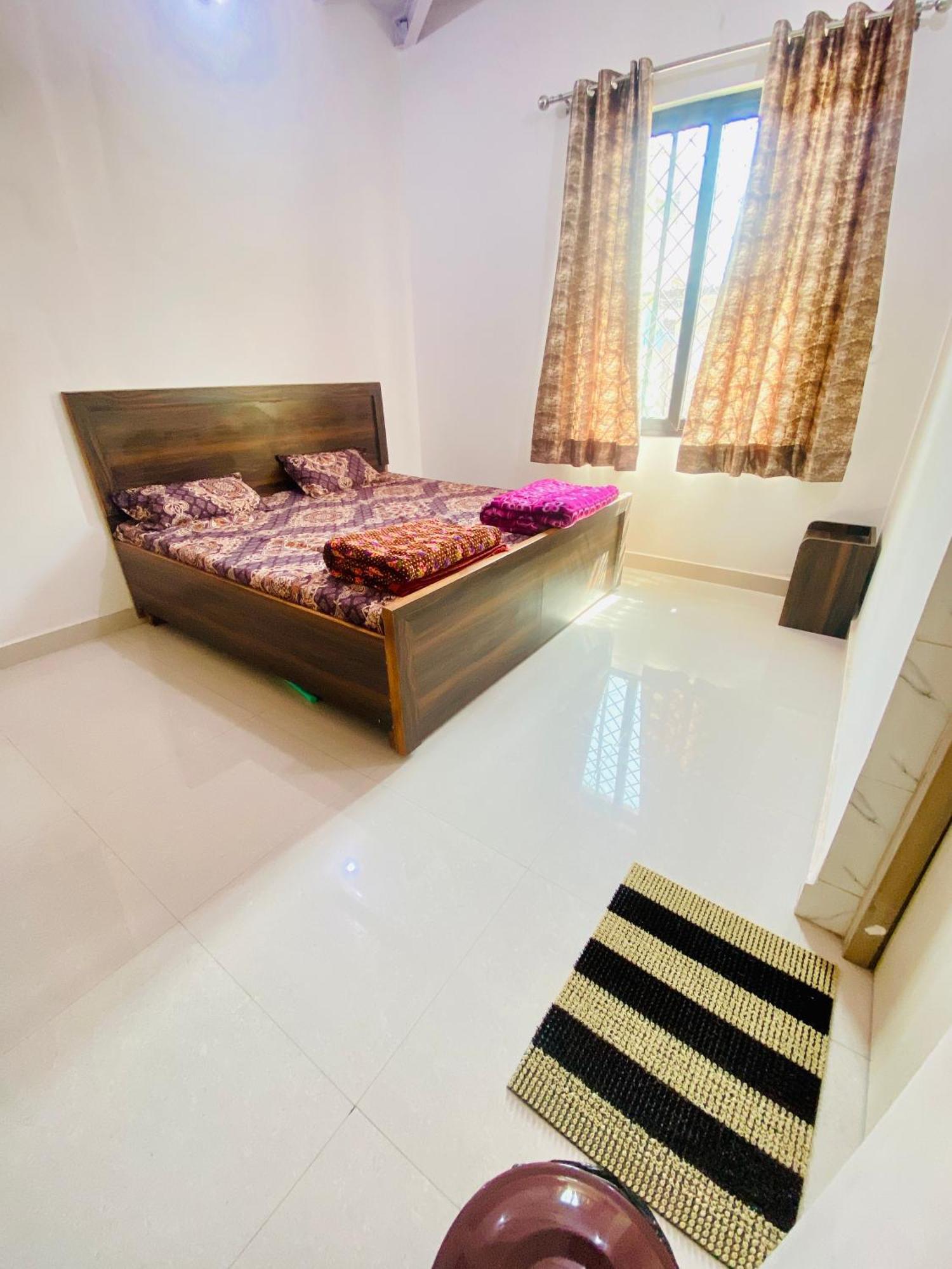 Nirupam Sadan Homestay Vrindāvan Exteriör bild