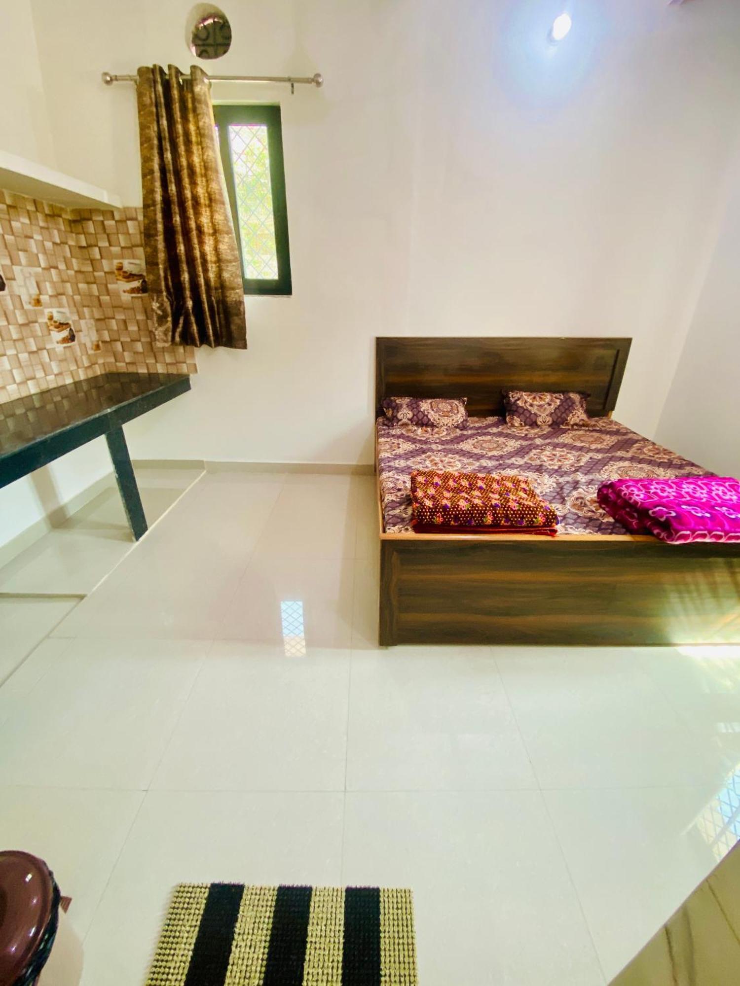 Nirupam Sadan Homestay Vrindāvan Exteriör bild