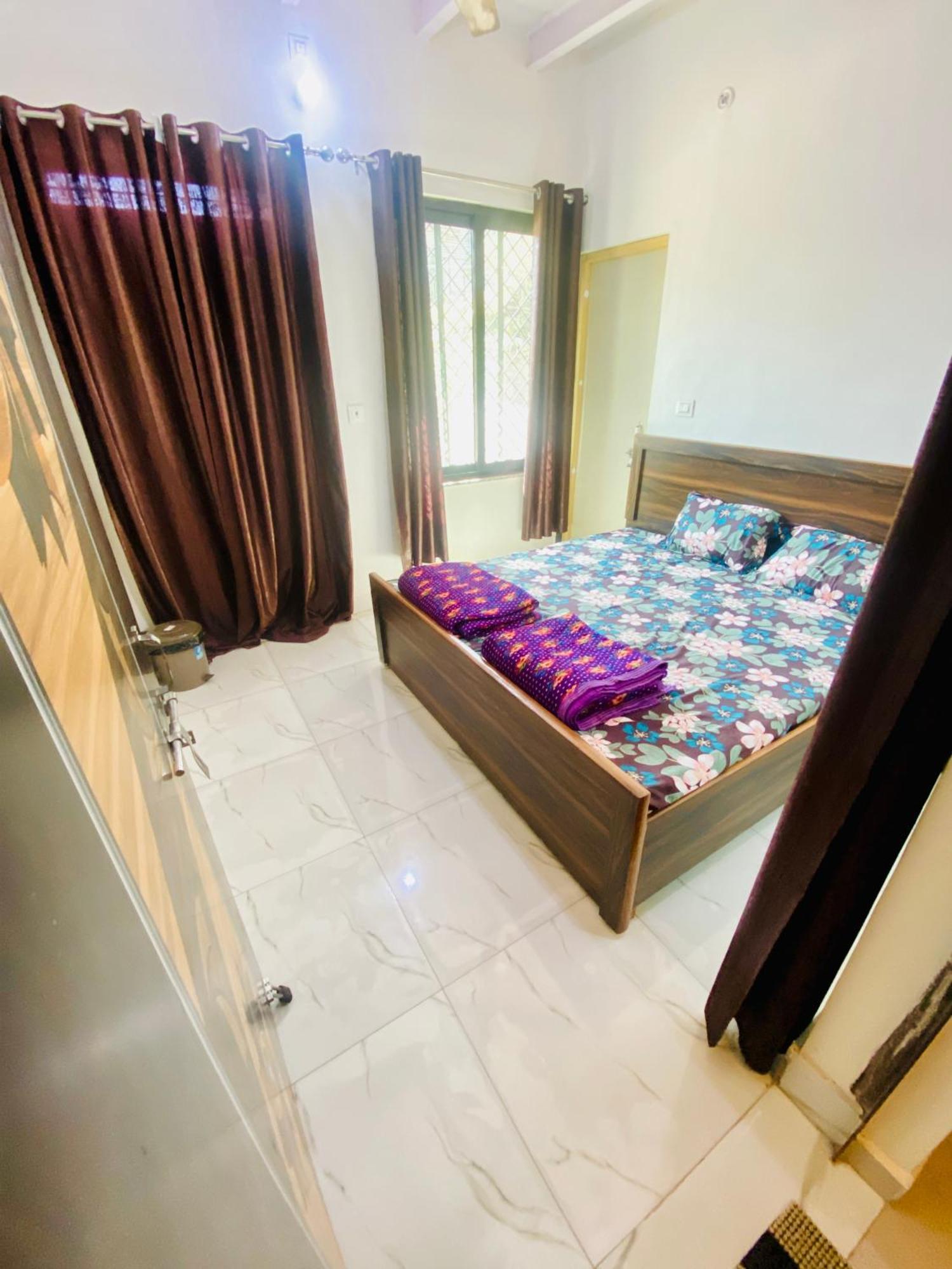 Nirupam Sadan Homestay Vrindāvan Exteriör bild