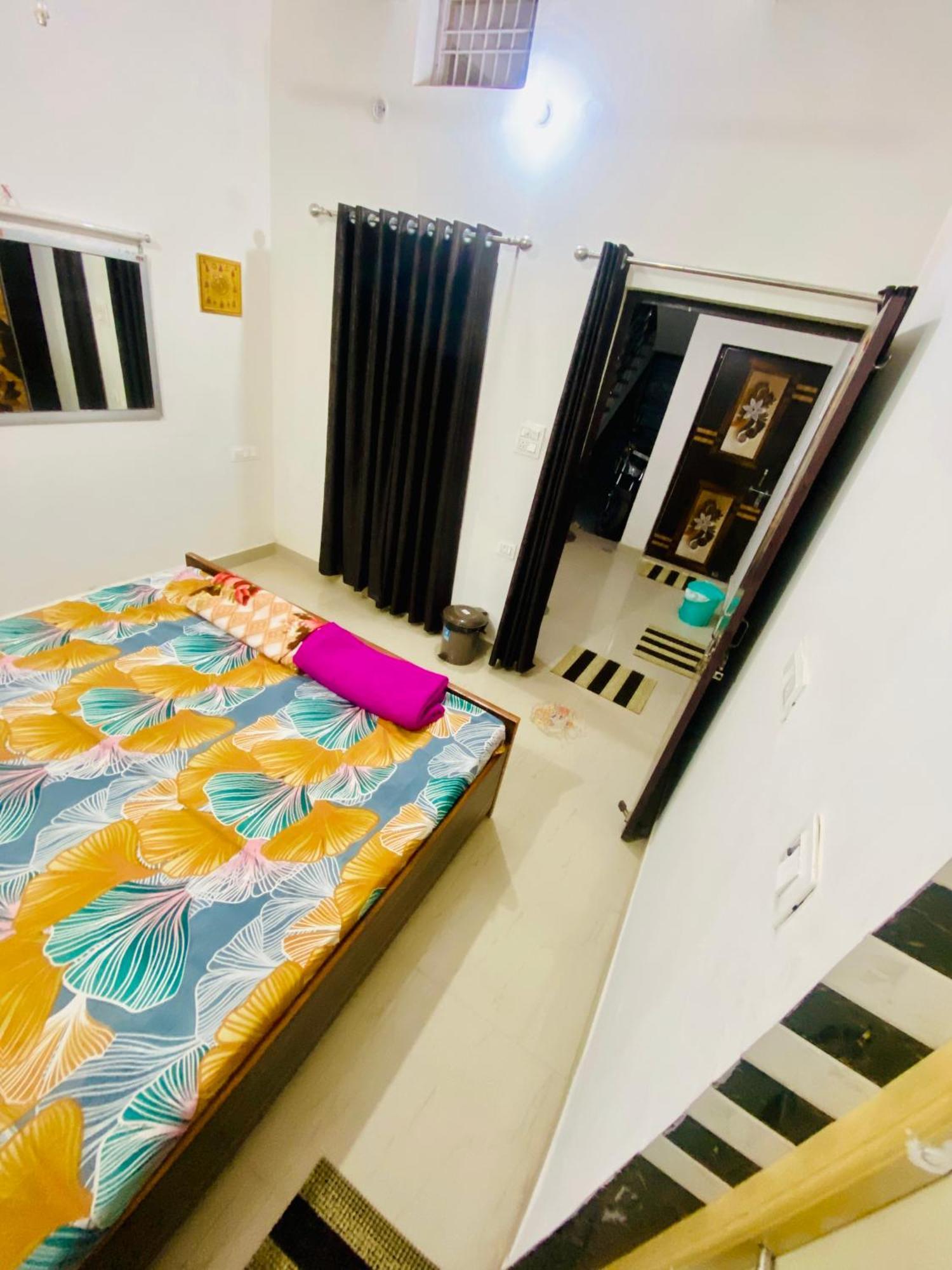 Nirupam Sadan Homestay Vrindāvan Exteriör bild