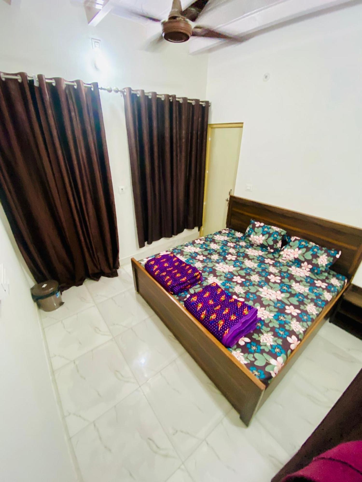 Nirupam Sadan Homestay Vrindāvan Exteriör bild
