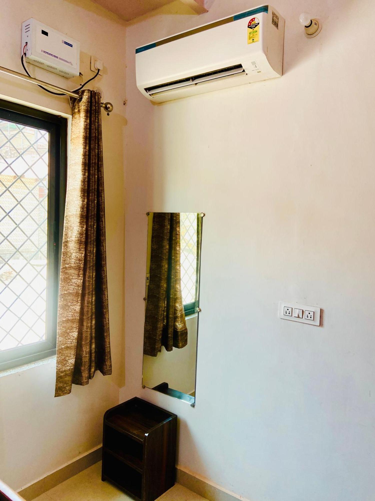Nirupam Sadan Homestay Vrindāvan Exteriör bild