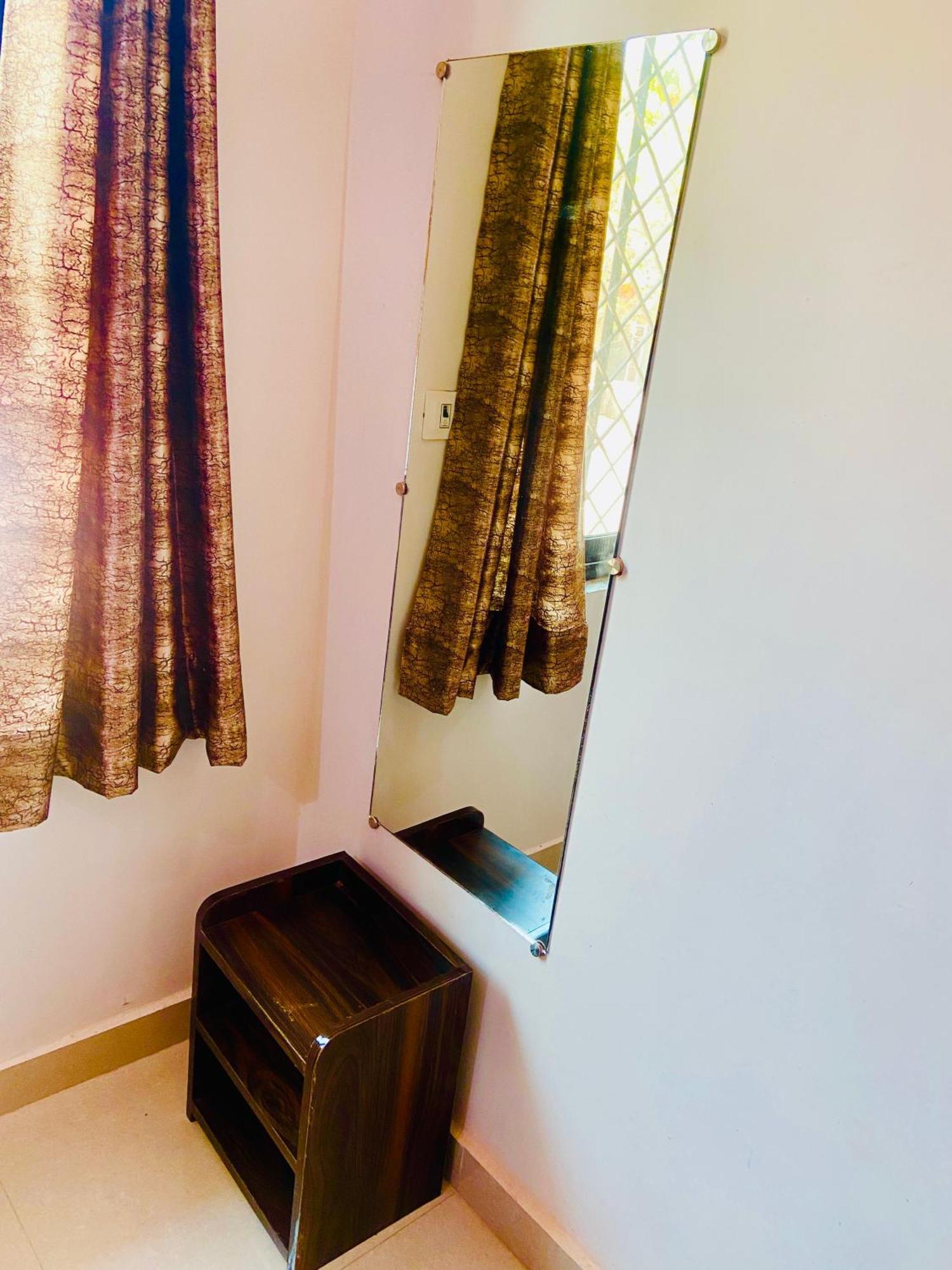 Nirupam Sadan Homestay Vrindāvan Exteriör bild